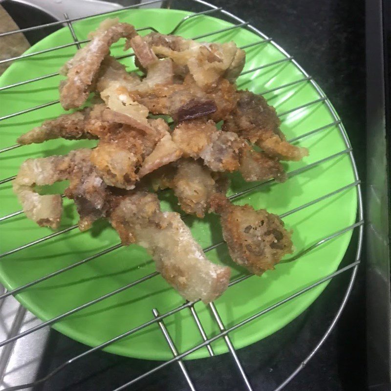 Step 3 Fry the pork and prepare the sauce Sweet and sour fried pork (recipe shared by a user)