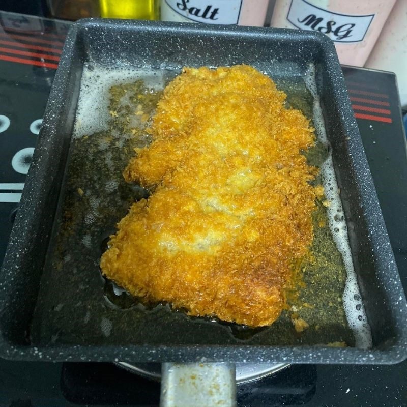 Step 4 Fry the meat and decorate Tonkatsu Rice