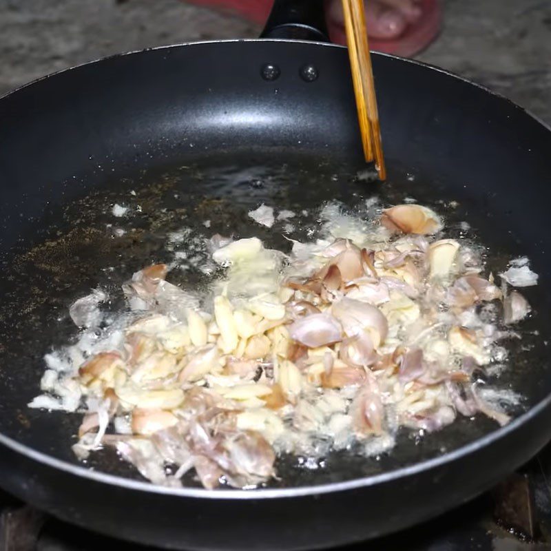 Step 3 Fry the garlic for Garlic Fried Squid