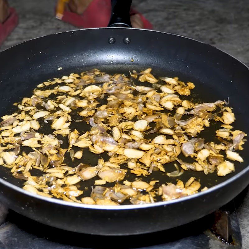 Step 3 Frying garlic Fried squid