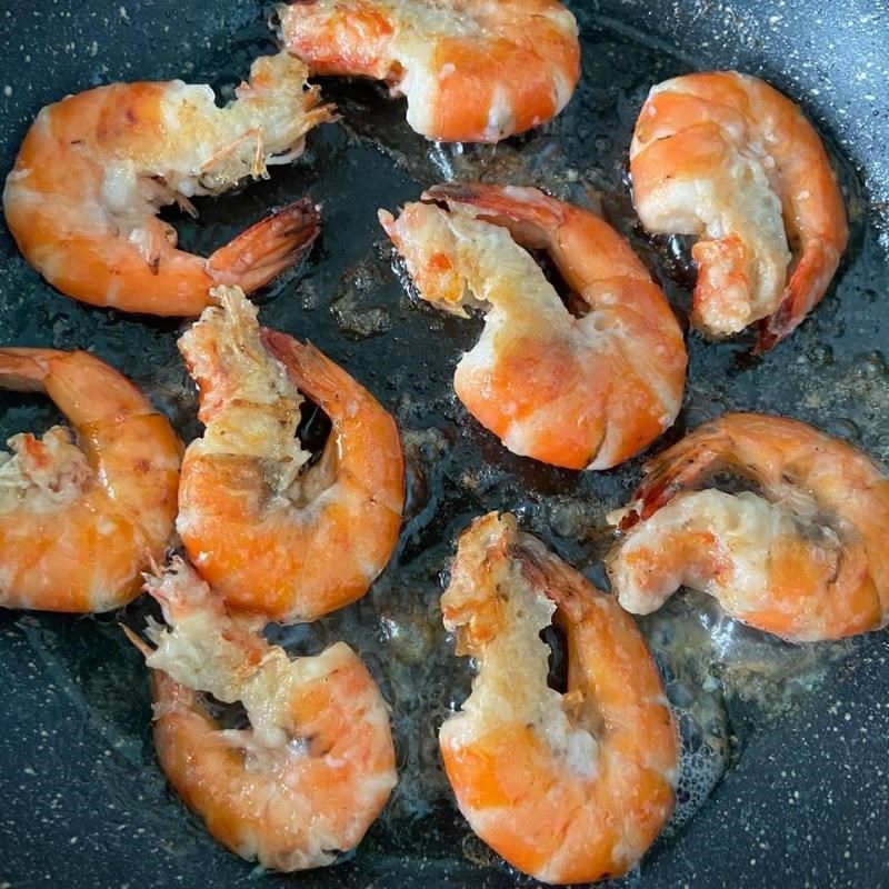 Step 3 Fry shrimp Shrimp sautéed garlic