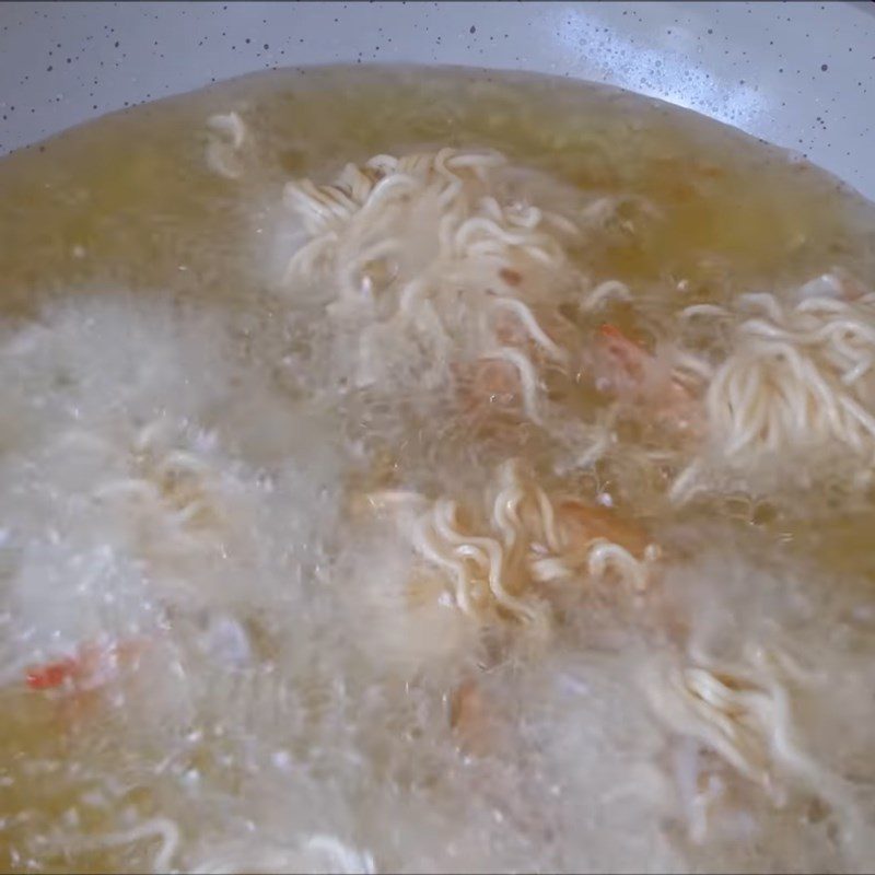 Step 4 Fried shrimp Shrimp wrapped in crispy noodles