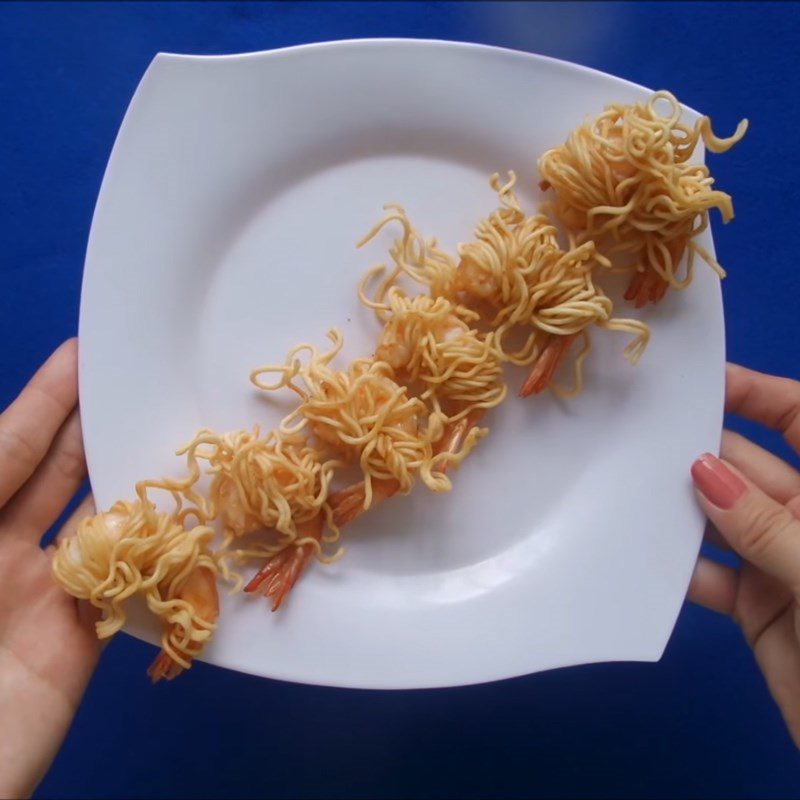 Step 4 Fried shrimp Shrimp wrapped in crispy noodles