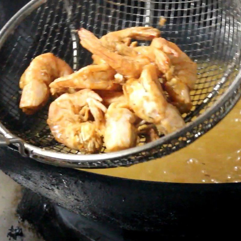 Step 2 Fry the shrimp for Passion Fruit Shrimp