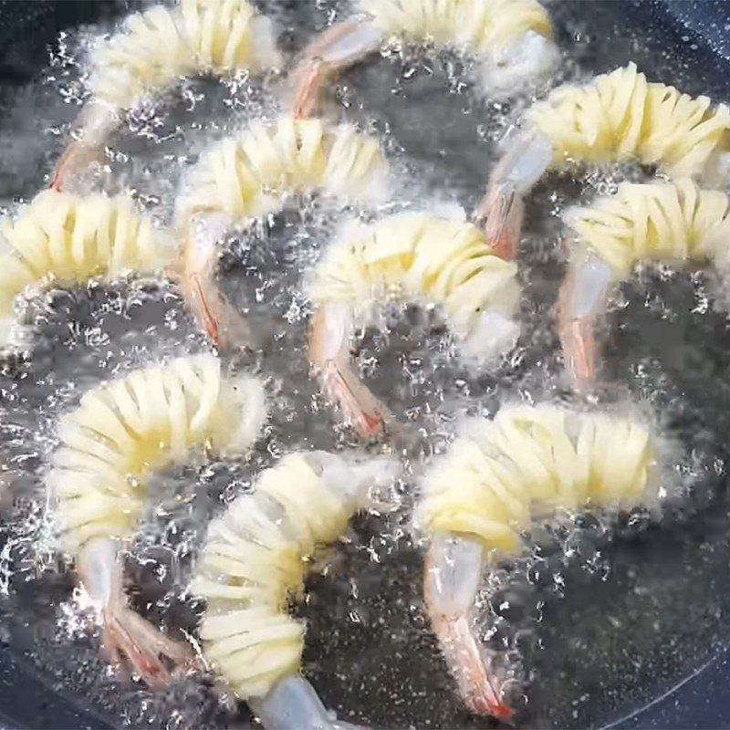 Step 5 Frying shrimp Shrimp wrapped in crispy fried potatoes