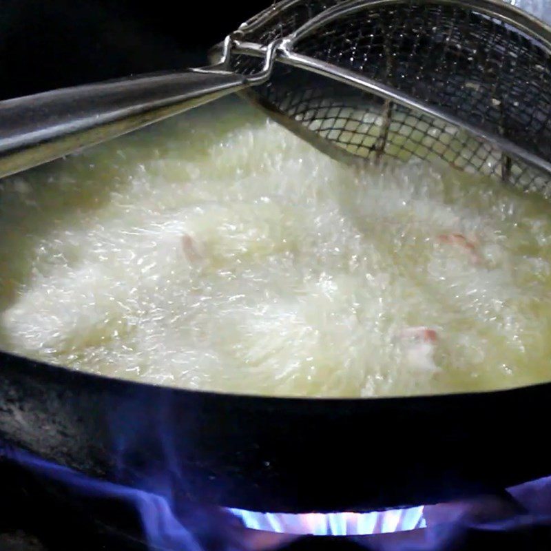 Step 2 Fry the shrimp for Passion Fruit Shrimp