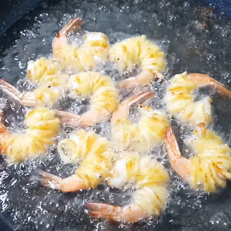 Step 5 Frying shrimp Shrimp wrapped in crispy fried potatoes