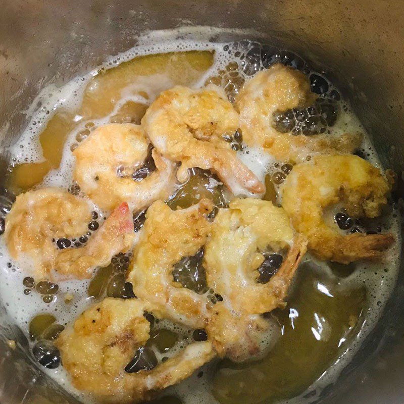 Step 4 Frying shrimp Shrimp fried with flour