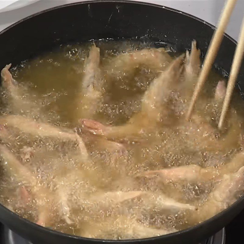 Step 3 Fry the shrimp Fried Shrimp in Straw