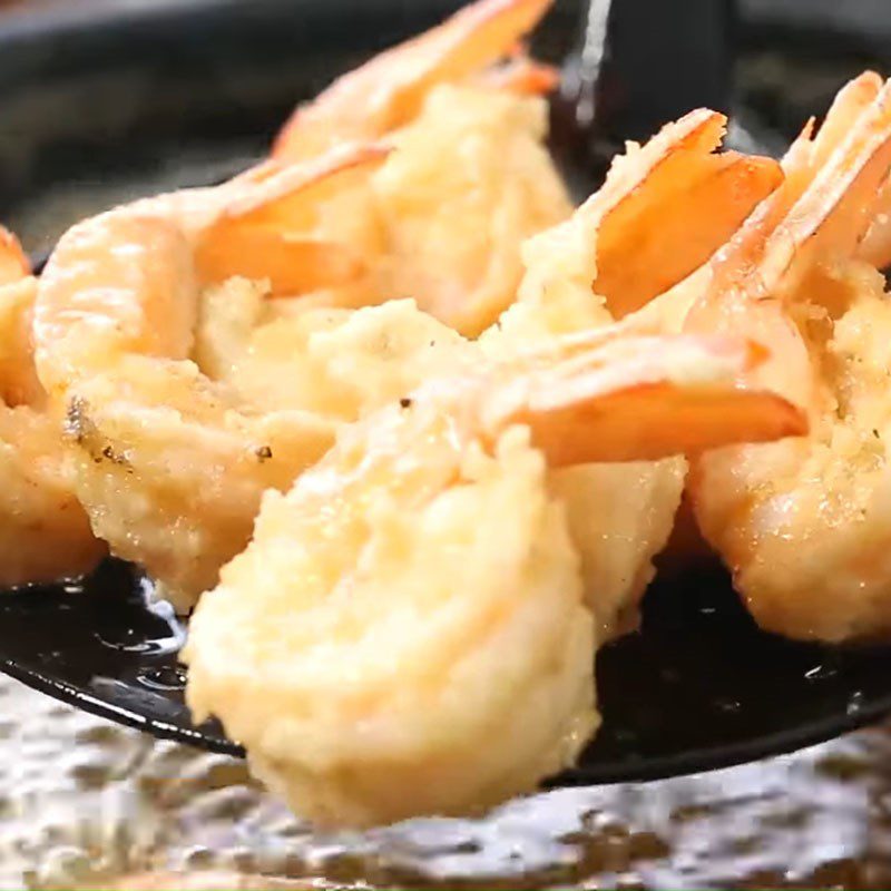 Step 2 Fried shrimp Shrimp with butter and passion fruit sauce