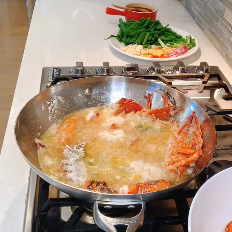 Step 4 Frying lobster Lobster with tamarind sauce