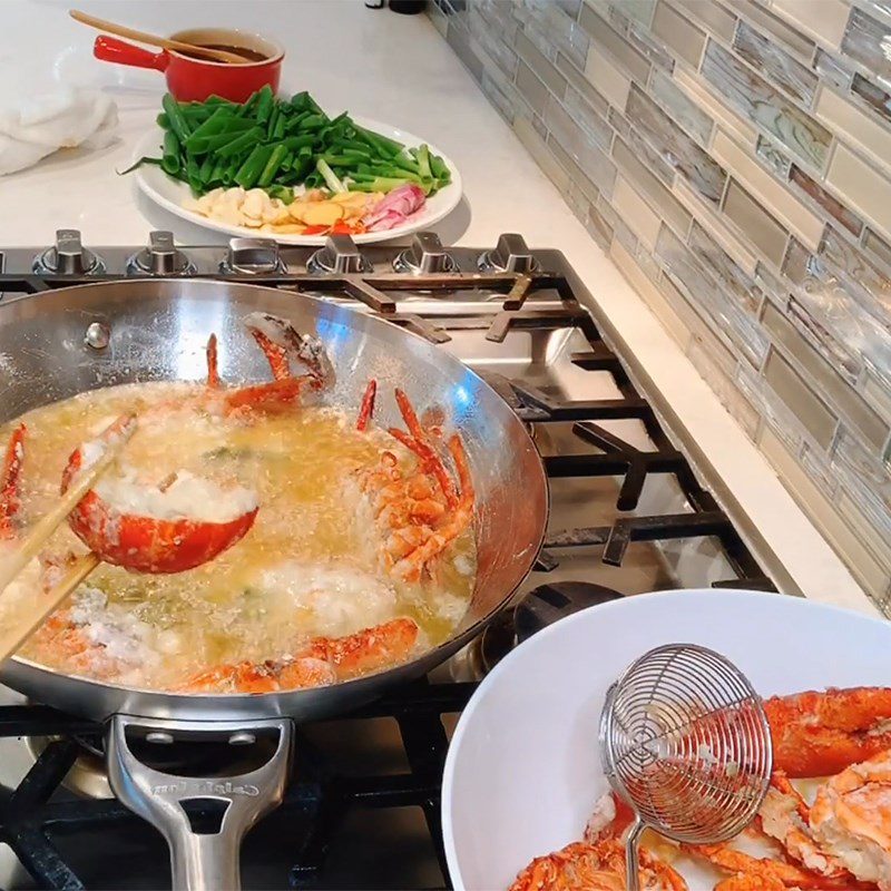 Step 4 Frying lobster Lobster with tamarind sauce