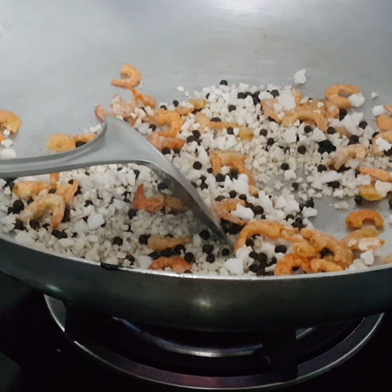 Step 3 Add shrimp Dried shrimp fried with salt