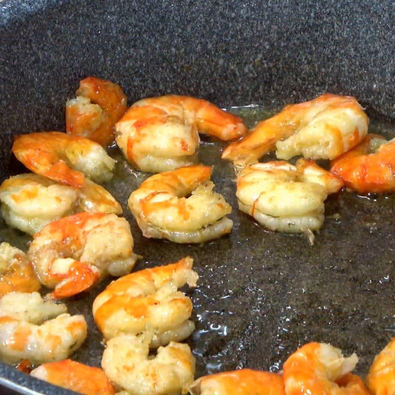 Step 3 Fry the dried shrimp Dried shrimp stir-fried with fish sauce