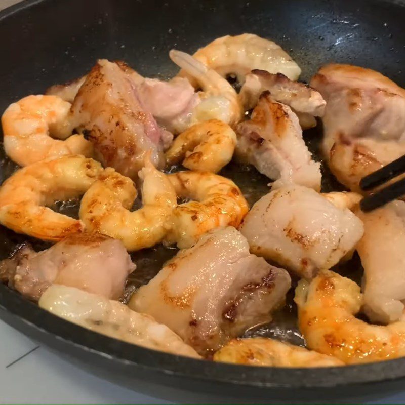 Step 6 Fry shrimp, meat, and pork liver Sturgeon salad