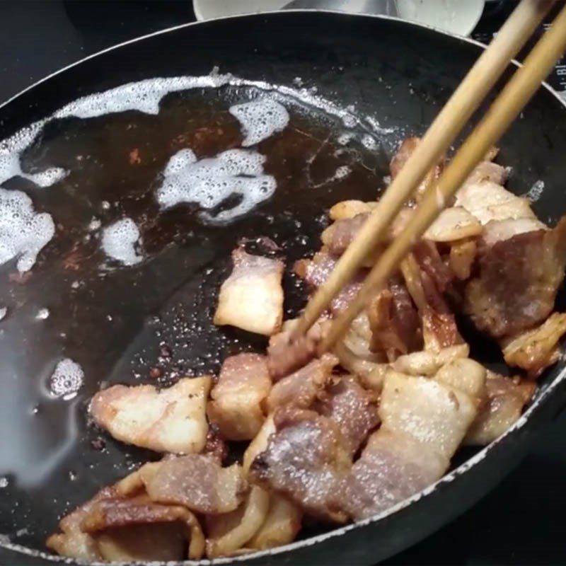 Step 3 Fry crispy pork fat Crispy pork fat with tomato sauce