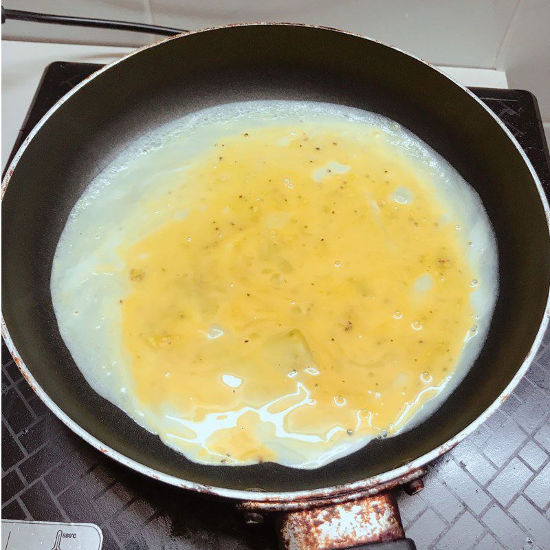 Step 3 Frying eggs for seaweed fried noodles