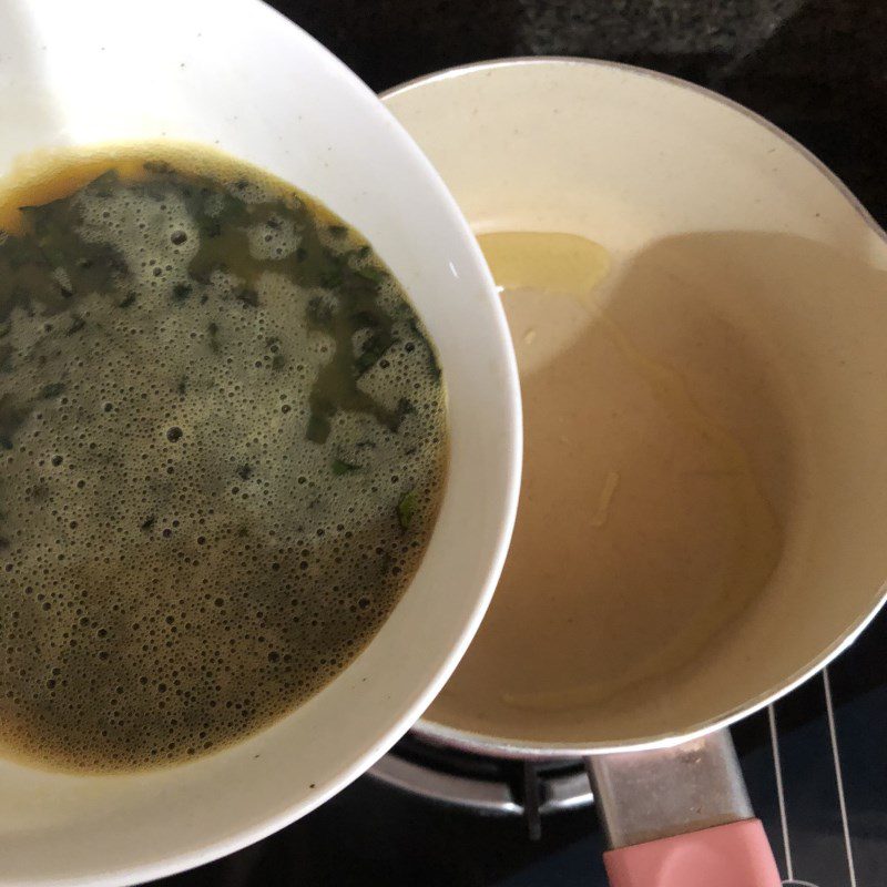 Step 3 Frying eggs Fried eggs with Vietnamese coriander