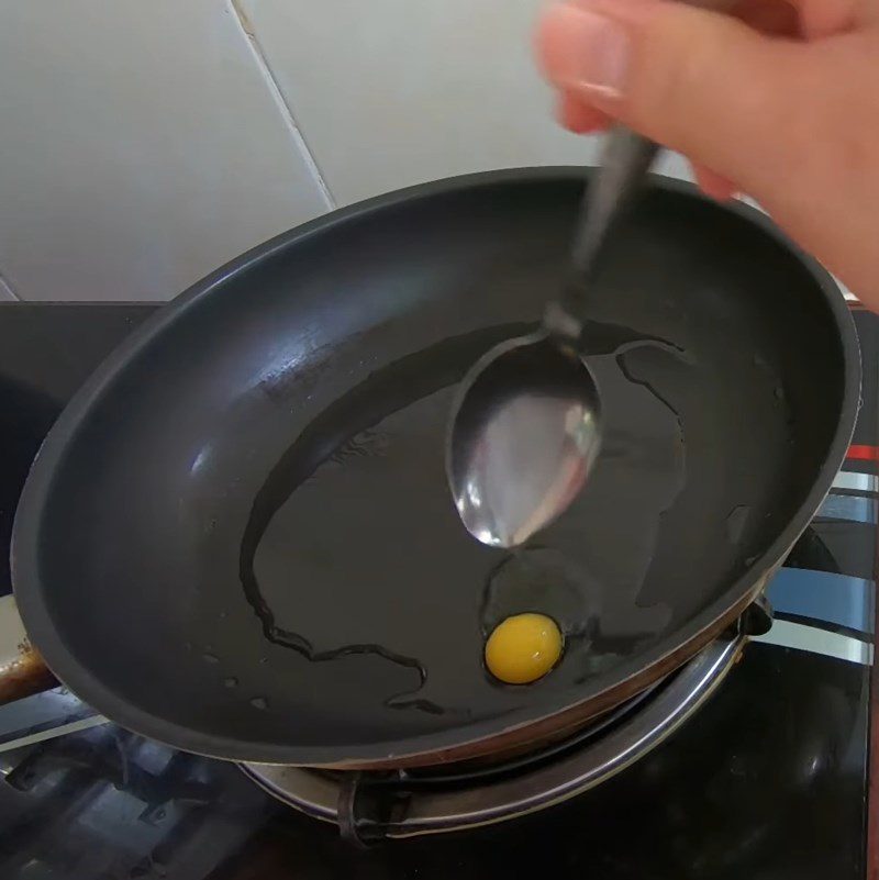 Step 4 Fry quail eggs Sticky chicken with coconut milk