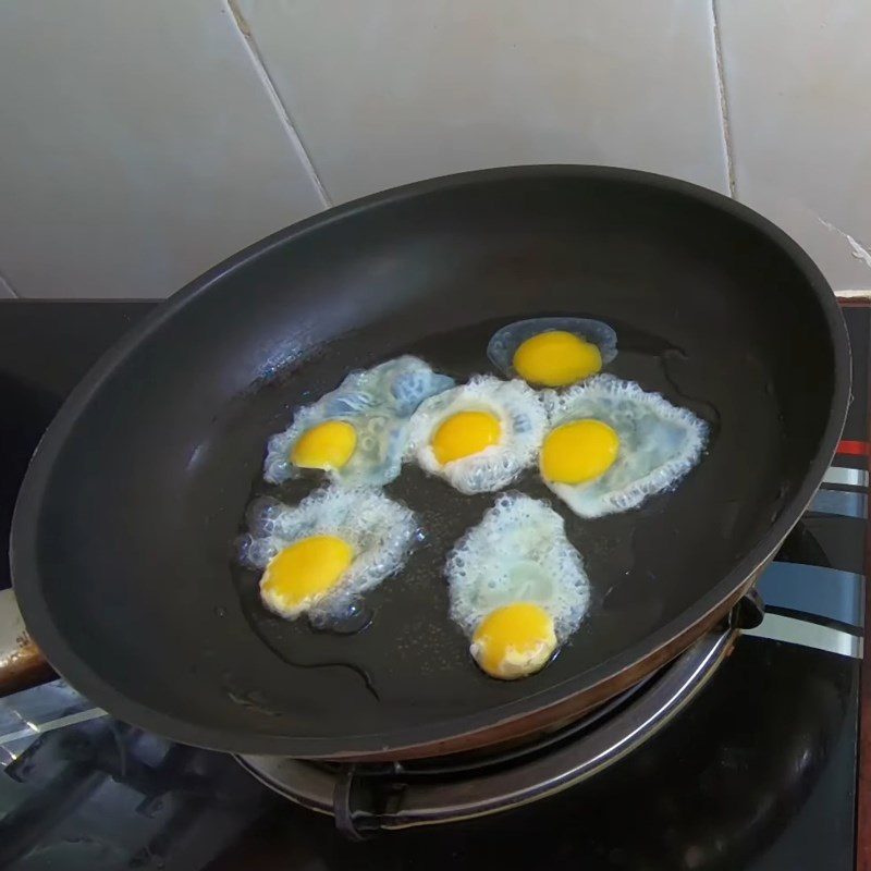 Step 4 Fry quail eggs Sticky chicken with coconut milk