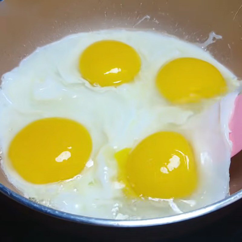 Step 1 Fry the eggs sunny-side up Soy Sauce Fried Eggs