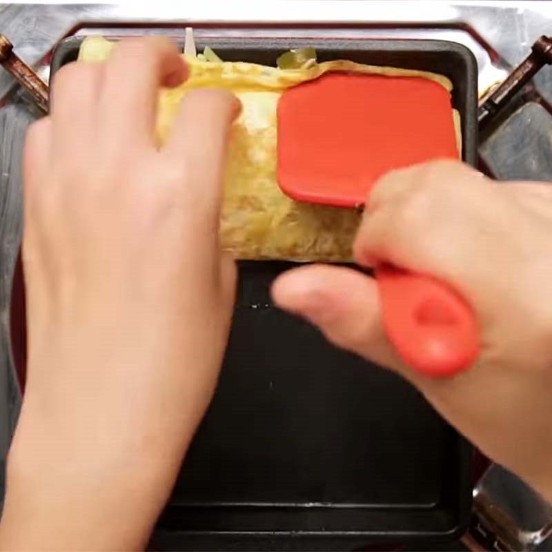 Step 3 Frying eggs and rolling eggs Potato rolled eggs