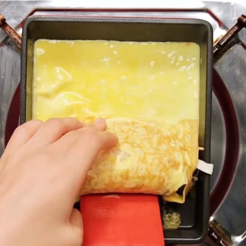 Step 3 Frying eggs and rolling eggs Potato rolled eggs