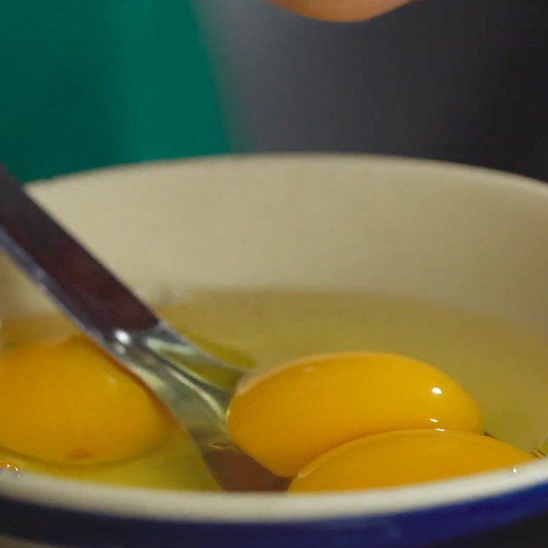 Step 2 Fry the eggs and boil the shrimp for Yangzhou Fried Rice