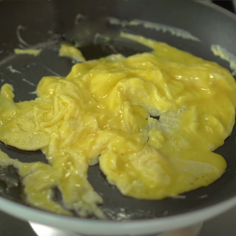 Step 4 Frying eggs with butter Toasted sandwich bread with caramel banana eggs