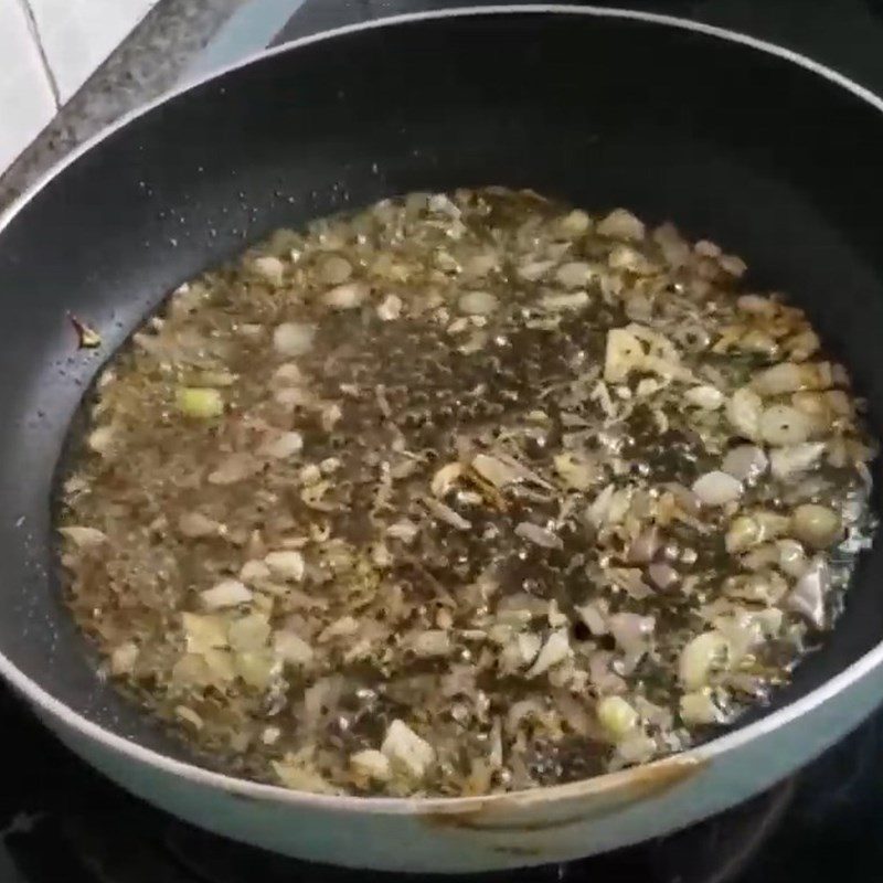 Step 3 Fry and simmer fish with sweet and sour sauce Dried anchovies simmered sweet and sour