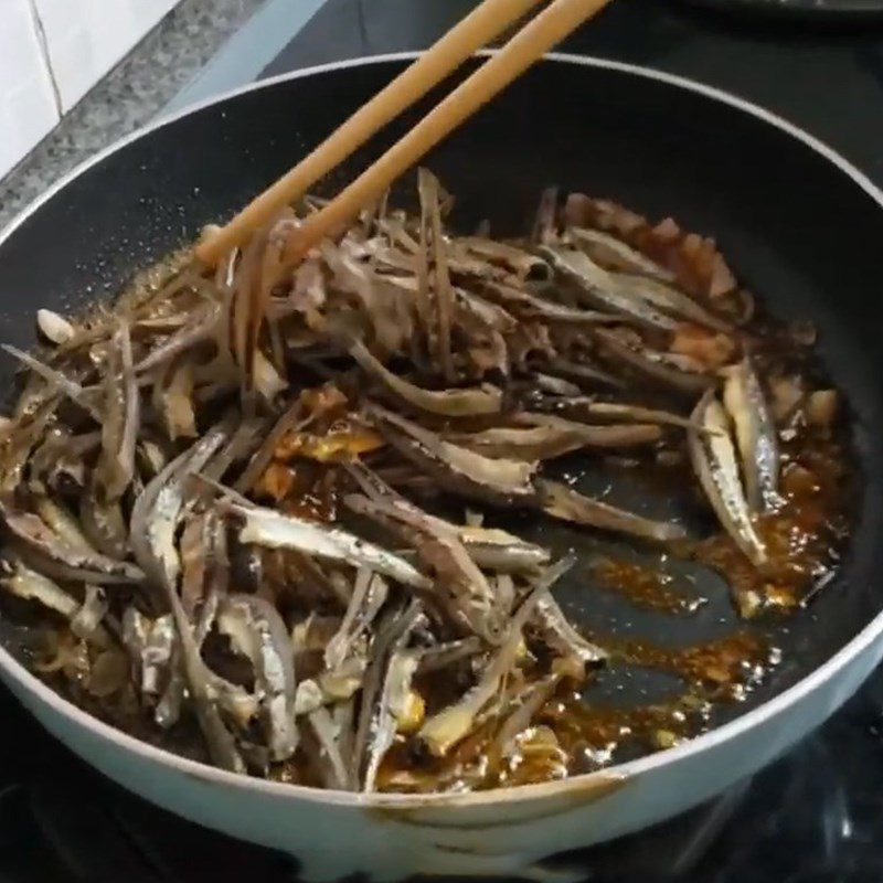 Step 3 Fry and simmer fish with sweet and sour sauce Dried anchovies simmered sweet and sour