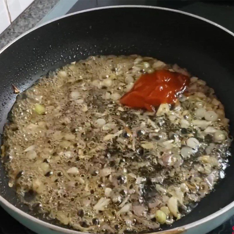 Step 3 Fry and simmer fish with sweet and sour sauce Dried anchovies simmered sweet and sour