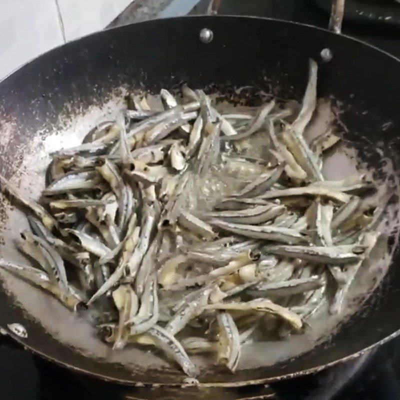 Step 3 Fry and simmer fish with sweet and sour sauce Dried anchovies simmered sweet and sour