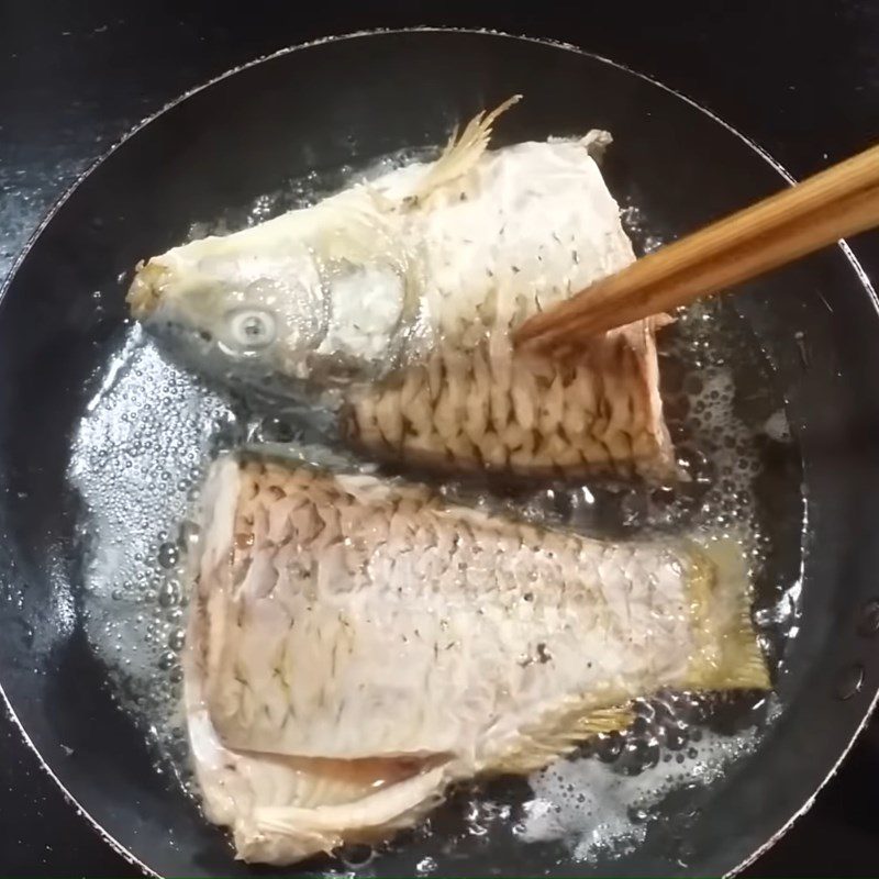 Step 3 Fry and separate the fish meat Carp porridge with mung beans