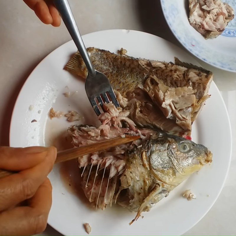 Step 3 Fry and separate the meat of the carp fish Green bean fish porridge