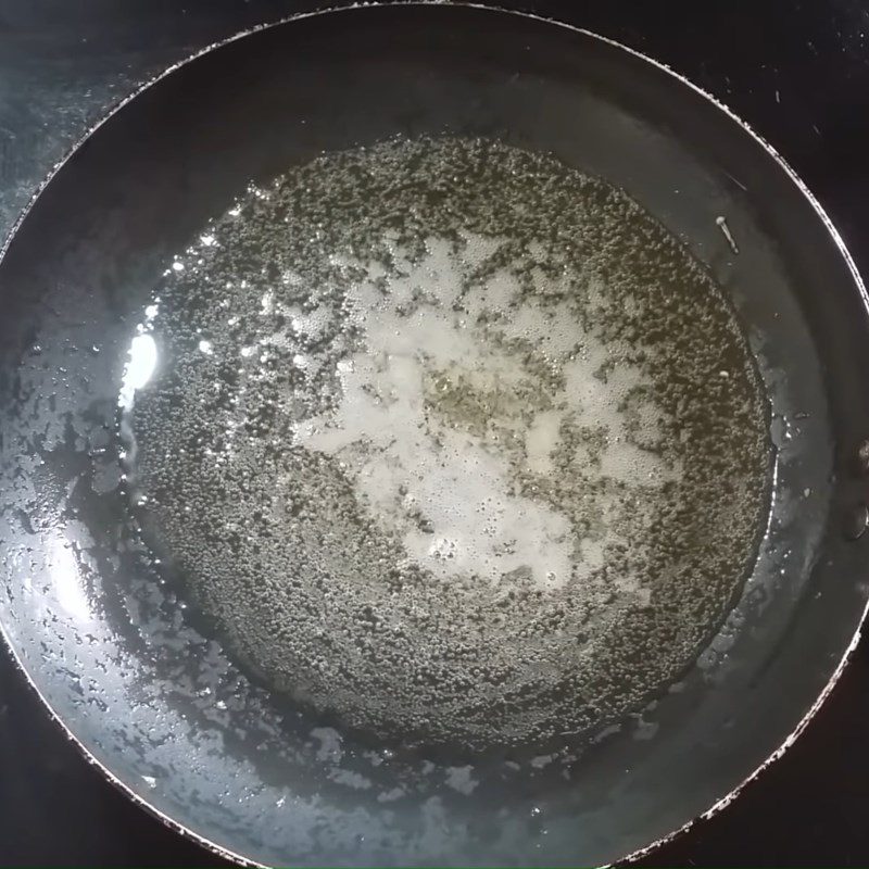 Step 3 Fry and separate the fish meat Carp porridge with mung beans