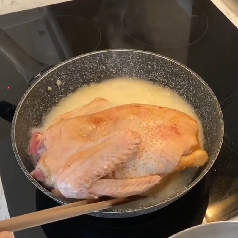 Step 3 Fry the duck Duck cooked with mushrooms