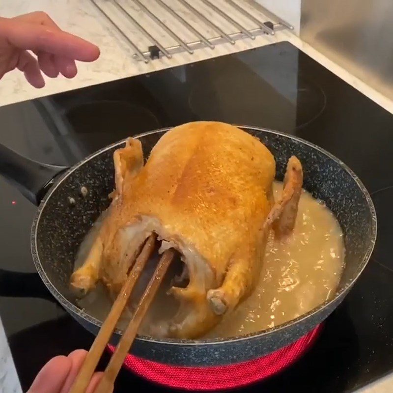 Step 3 Fry the duck Duck cooked with mushrooms