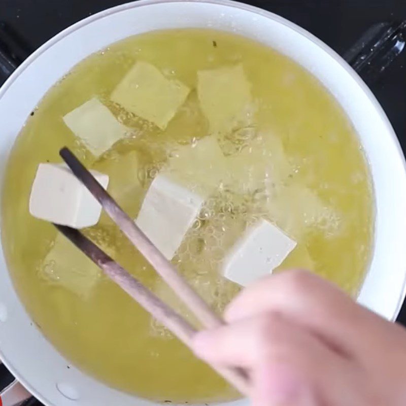 Step 5 Fry tofu and wontons Vegetarian wonton noodle soup