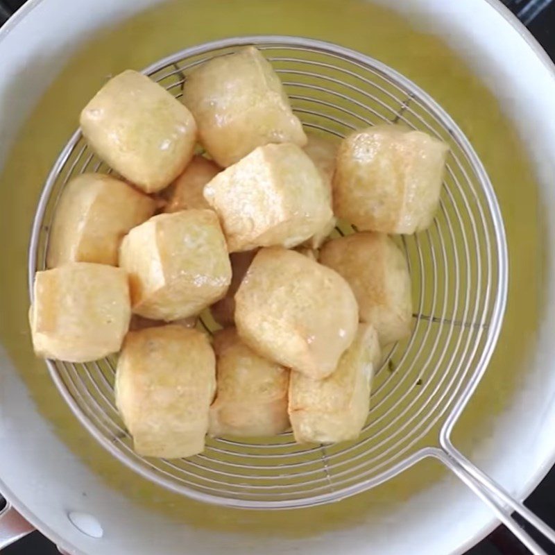 Step 5 Fry tofu and wontons Vegetarian wonton noodle soup