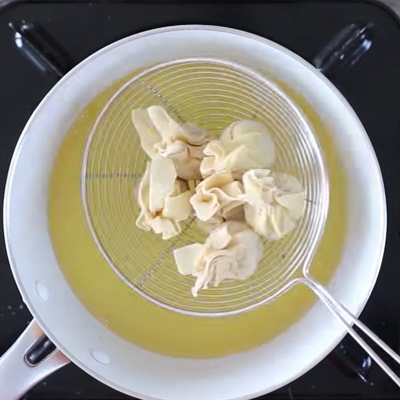 Step 5 Fry tofu and wontons Vegetarian wonton noodle soup