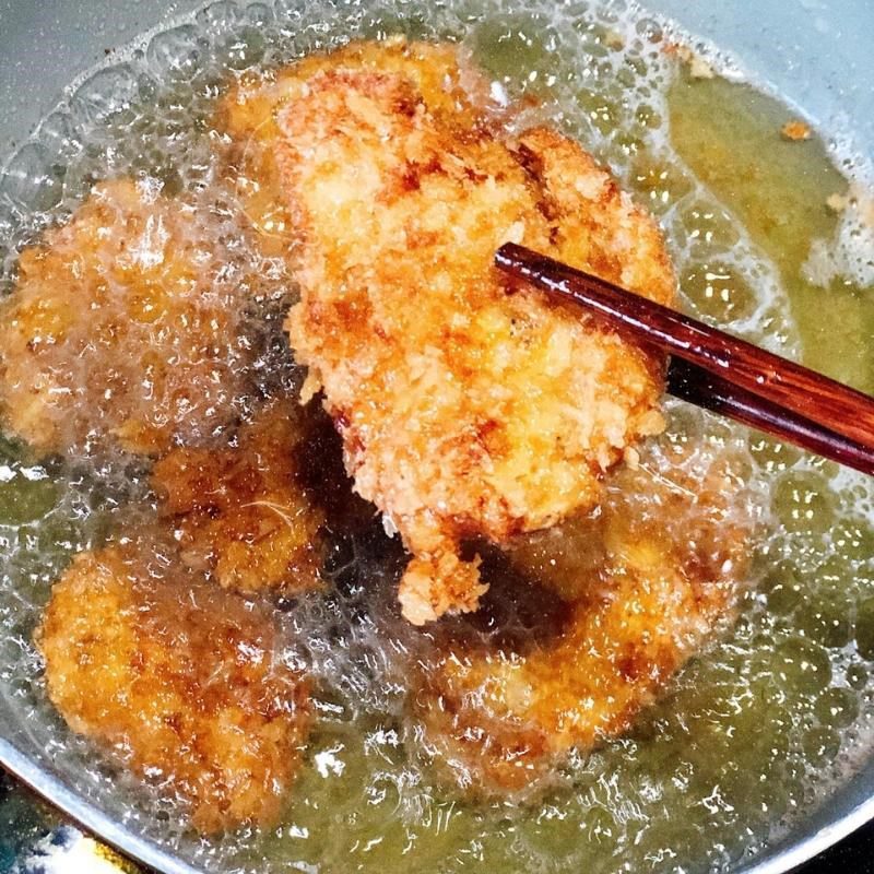 Step 3 Frying chicken breast Crispy fried chicken breast (recipe shared by user)