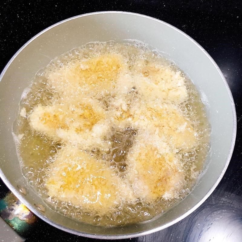 Step 3 Frying chicken breast Crispy fried chicken breast (recipe shared by user)