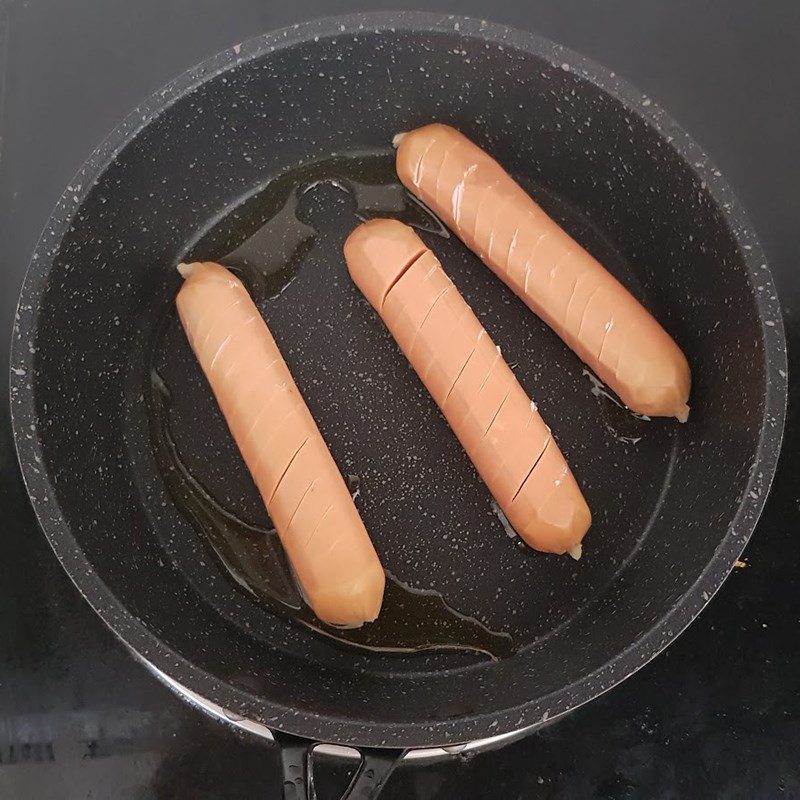 Step 2 Fry the sausage for garlic butter fried sausage