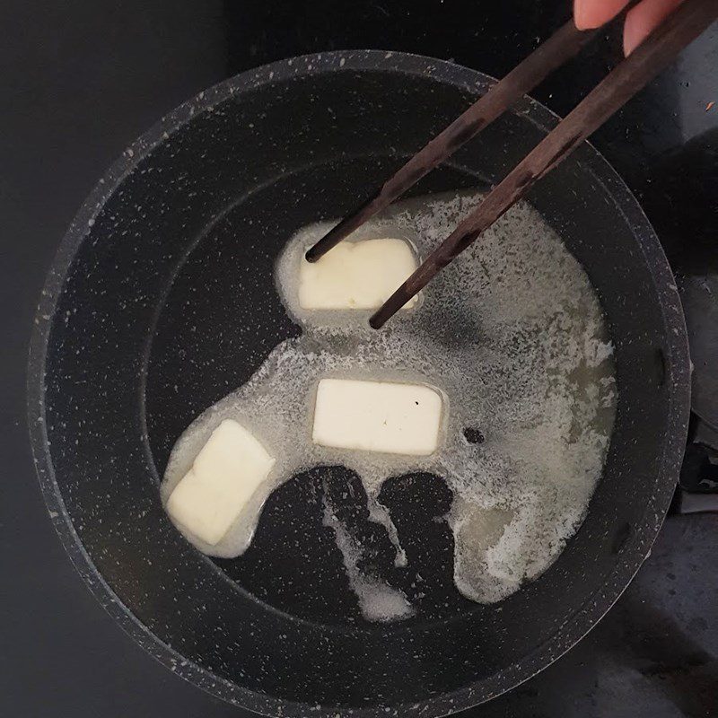 Step 3 Frying sausages with garlic butter Fried garlic butter sausages