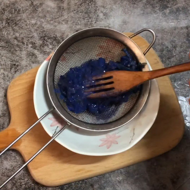 Step 2 Extracting blue pea flower color Mousse tofu with blue pea flower