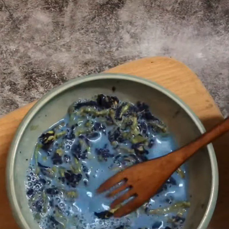 Step 2 Extracting blue pea flower color Mousse tofu with blue pea flower