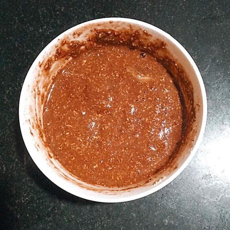 Step 2 Pour the flour into the cup of oatmeal mug cake