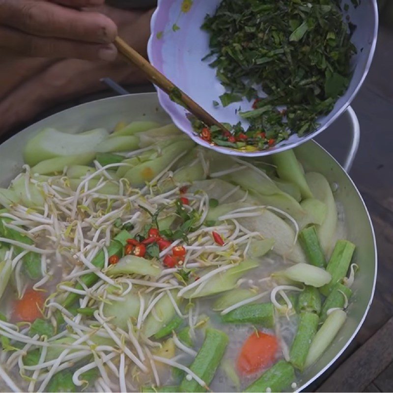 Step 4 Add the ingredients to cook the sour fish soup