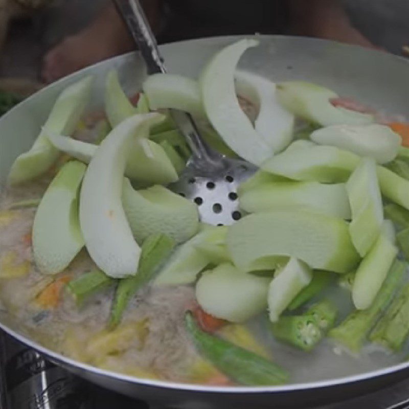 Step 4 Add the ingredients to cook the sour fish soup